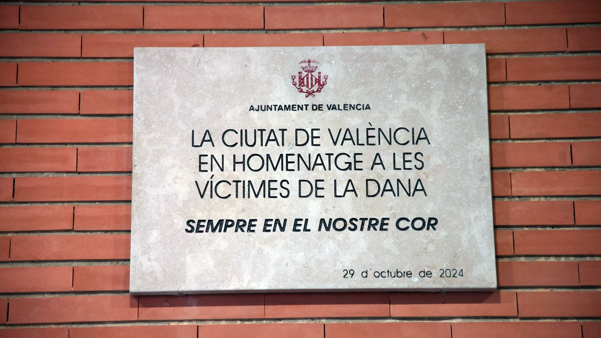 València homenatja les 17 víctimes de la dana amb quatre plaques