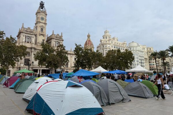acampada plaça ajuntament valencia