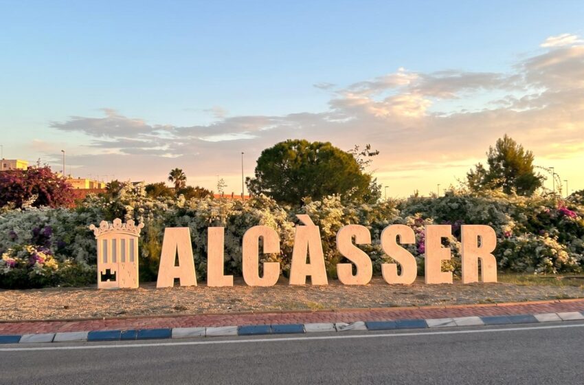  Els accessos a Alcàsser estrenen rètols monumentals fabricats amb plàstic reciclat