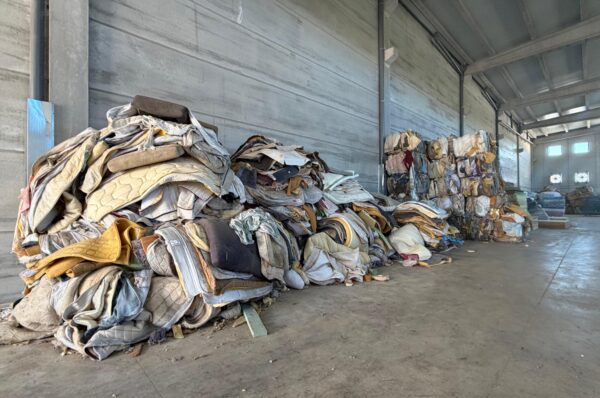 La Generalitat ha reciclat 5.441 matalafs afectats per les riuades d’octubre de 2024 mitjançant una tecnologia de l’empresa valenciana Ecoaqua que, segons l’administració autonòmica, permet recuperar el 100% dels materials i reincorporar-los al cicle productiu. El vicepresident tercer i conseller de Medi Ambient, Infraestructures, Territori i de la Recuperació, Vicente Martínez Mus, ha explicat el procés durant una visita a les instal·lacions d’Ontinyent, acompanyat de l’alcalde, Jorge Rodríguez. Martínez Mus ha assenyalat que l’empresa “utilitza una tecnologia de reciclatge basada en aigua a ultrapressió que permet separar els diferents materials”. Separació dels matalafs en els punts de transferència de l’Horta La recuperació ha sigut possible gràcies a la separació dels residus en els punts de transferència de Catarroja, Picassent i Quart de Poblet, així com en una instal·lació de l’Entitat Metropolitana per al Tractament de Residus. Els matalafs formaven part dels materials que calia gestionar després de la riada per a evitar que acabaren en abocadors, juntament amb pneumàtics, bombones de butà, extintors i plàstics. El vicepresident ha recordat que les inundacions van generar més d’un milió de tones de residus i que la Generalitat va destinar més de 200 milions d’euros a un pla de xoc per a gestionar-los. La retirada de materials també es va estendre als espais naturals afectats, com mostra la neteja de 2.475 tones de residus de l’Albufera després de la DANA. Ferralla, escumes i tèxtils tornen al cicle productiu El sistema separa els components dels matalafs per a donar-los nous usos. La ferralla s’envia a foneries per al seu aprofitament industrial, mentre que les escumes es processen i reutilitzen. Els tèxtils i les mescles de materials es transformen en aïllants i components destinats a fabricar nous matalafs. L’EMTRE ja havia donat a conéixer el procés de reciclatge d’Ecoaqua, basat en la recuperació de materials dels matalafs usats per a obtindre matèries primeres secundàries. Martínez Mus ha destacat que el projecte mostra la importància de la col·laboració per a passar de la resposta inicial a la DANA a una gestió dels residus que prioritze la recuperació i la reutilització dels materials.