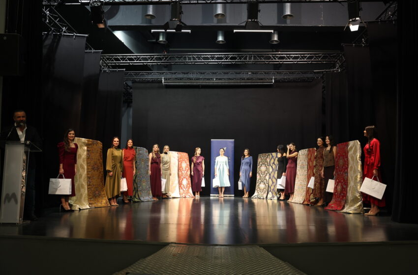  Companyia Valenciana de la Seda presenta a Beniparrell les teles que lluirà la Cort d’Honor de la Fallera Major de València