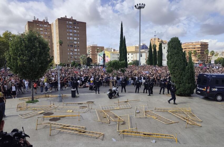  Cinc detinguts i nou policies ferits en els incidents de la manifestació per la vivenda de València