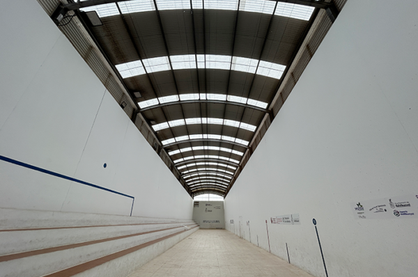 Rafelbunyol millora el trinquet amb la renovació de les plaques translúcides del sostre