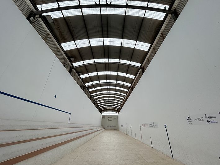  Rafelbunyol millora el trinquet amb la renovació de les plaques translúcides del sostre